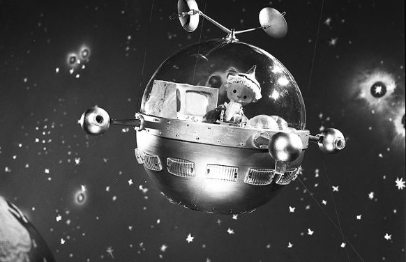 Screenshot of the Sandmännchen inside a space-station-like vehicle